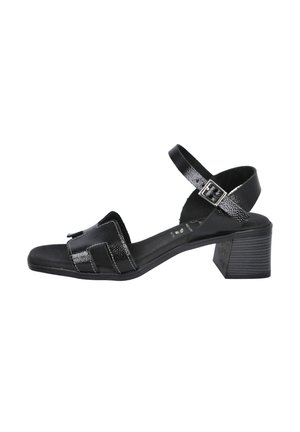 Sandalias de tacón negro con punta abierta, con correas de piel sintética texturada y una correa en el tobillo con hebilla. Diseño de tacón cuadrado grueso.