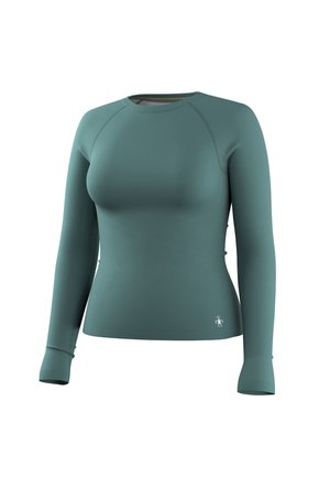 Maglietta atletica aderente a maniche lunghe color verde acqua con scollo a girocollo e un piccolo logo bianco a forma di robot vicino all'orlo, su sfondo bianco semplice.