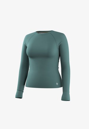 Maglietta atletica aderente a maniche lunghe color verde acqua con scollo a girocollo e un piccolo logo bianco a forma di robot vicino all'orlo, su sfondo bianco semplice.