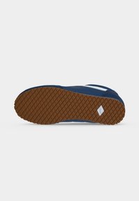 Semelle d'une basket bleue avec un motif losange marron sur la bande de roulement et un petit logo losange blanc près du talon.