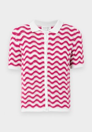 Korte mouwen cardigan in het wit met roze golvende strepen, voorzien van een knoopsluiting aan de voorkant en een geribde kraag en zoom. Gelaagd breipatroon.