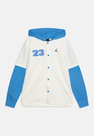Sudadera blanca con mangas y capucha azules. Presenta el número "23" en azul y el logotipo de Jordan en negro. Tejido suave con un diseño de parte delantera abotonada.