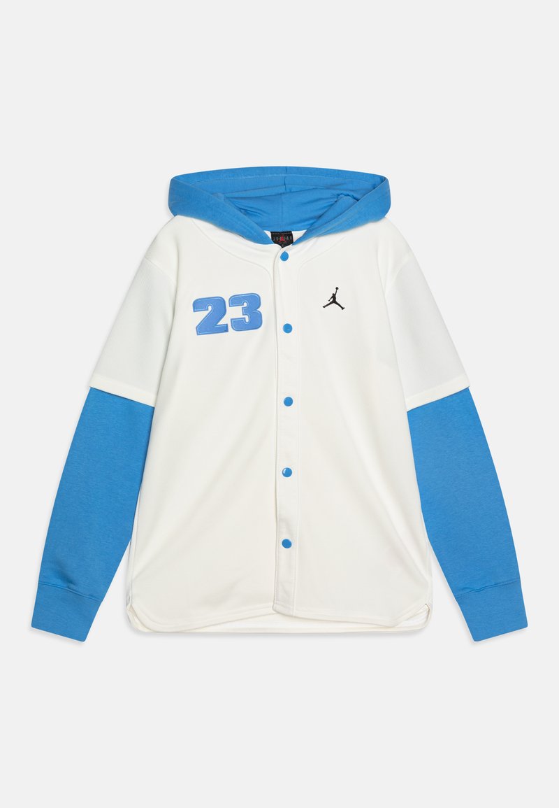 Sudadera blanca con mangas y capucha azules. Presenta el número "23" en azul y el logotipo de Jordan en negro. Tejido suave con un diseño de parte delantera abotonada.