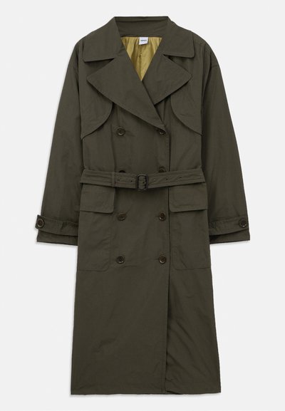 Olivengrüner Trenchcoat mit doppelter Knopfleiste, großen Revers, tailliertem Gürtel und seitlichen Taschen. Aus glattem Stoff gefertigt.
