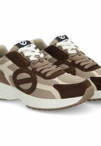 Baskets de sport tan et marron avec des matériaux en maille et en daim, design à lacets, languette rembourrée et semelle extérieure en caoutchouc texturé.