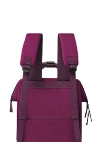 Zaini in tessuto viola con spallacci imbottiti, maniglia superiore e zip. Presenta una superficie testurizzata e spallacci regolabili per il massimo comfort.