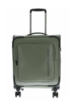 Valise rigide verte avec texture lisse, poche frontale zippée, poignée rétractable et quatre roues pour une mobilité facile.