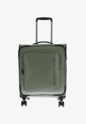 Valise rigide verte avec texture lisse, poche frontale zippée, poignée rétractable et quatre roues pour une mobilité facile.