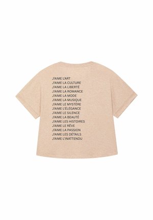 Een beige T-shirt met een lijst van zinnen in het Frans, die liefde voor verschillende concepten zoals kunst, cultuur en muziek uitdrukt, afgedrukt op de achterkant.