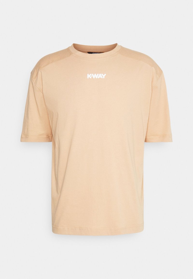 T-shirt beige à manches courtes et col rond avec le logo blanc "K-WAY" centré sur la poitrine, présenté sur un fond gris clair uni.