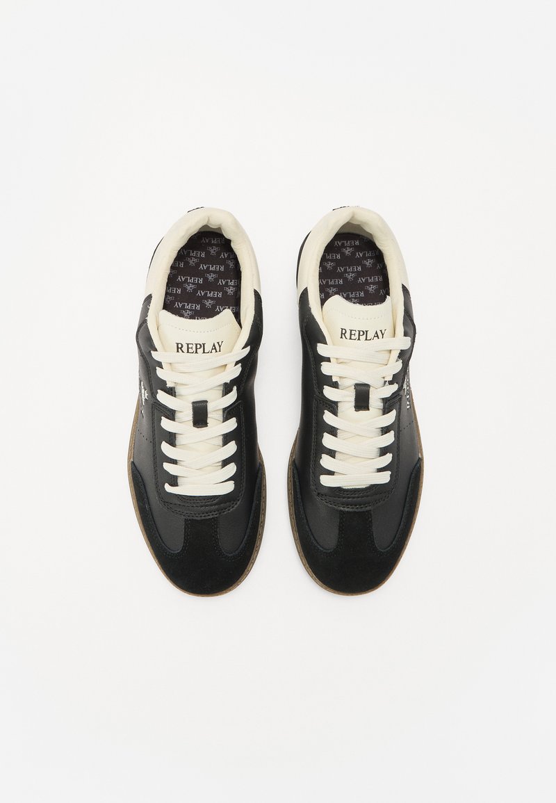Zwarte sneakers met een mix van gladde en suède texturen, crèmekleurige veters en een bruine rubberen zool. Logo "REPLAY" weergegeven op de tong.