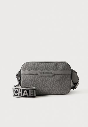 Bolso bandolera gris de Michael Kors, con la parte delantera estampada, cierre con cremallera y una ancha correa de hombro con la marca.