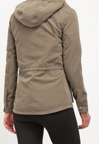 Khaki lehká bunda s kapucí, stahováním v pase a dlouhými rukávy. S hladkou texturou a knoflíkovými manžetami.