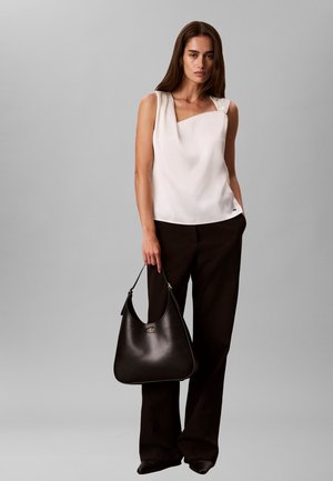 Calvin Klein, EMBLEM DEBOSSED MEDIUM - Τσάντα χειρός - delicioso
