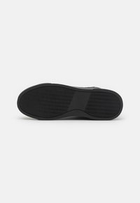 Pier One Magas szárú edzőcipők - black