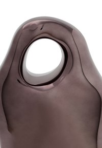 Uigennings mørk lilla glasvase med en rund, organisk form og en central cirkulær åbning, der har en glat overflade og subtile variationer.