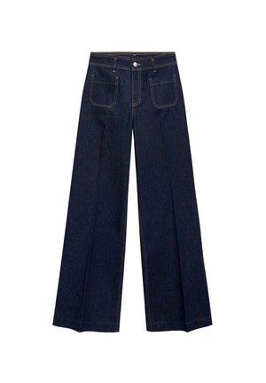 Jean en denim bleu foncé à taille haute et jambes larges, avec poches avant et arrière, coutures contrastantes et fermeture à bouton.