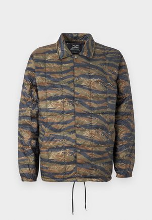 Giacca imbottita con stampa mimetica, caratterizzata da un collo con colletto, chiusura a bottoni e polsini elasticizzati, in tonalità di verde, marrone e blu navy.