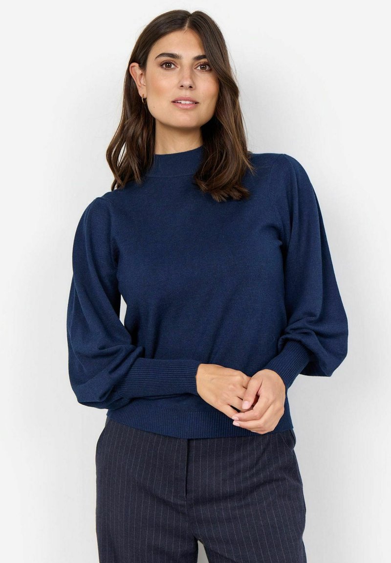 Maglione blu navy realizzato in tessuto morbido, caratterizzato da un collo alto e maniche a sbuffo, con polsini e orlo a coste per una vestibilità aderente.