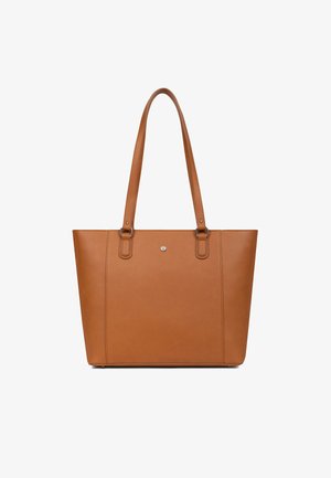 Bruine leren totebag met twee lange handvatten, verticale stiksels en een cirkelvormige logoaccent. Gladde textuur met een gestructureerd ontwerp.