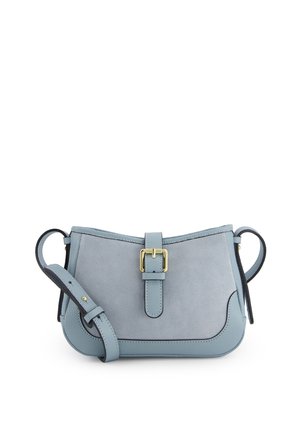 Sac bandoulière en cuir et daim bleu clair avec sangle réglable et détail boucle dorée centrale sur le rabat avant.