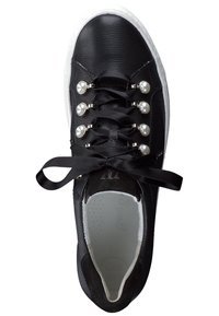 Zwarte leren sneakers met ronde parelachtige veterogen en zwarte satijnen veters. Witte rubberen zool en een gevoerde binnenkant voor comfort.