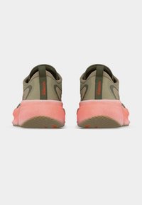 Ζευγάρι αθλητικών παπουτσιών χρώματος ελιάς με ροζ σόλες, που φαίνονται από πίσω, με λουράκια τραβήγματος που αναγράφουν "SUPERNOVA GLIDE".