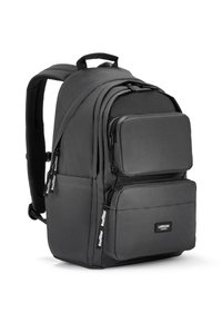 Schwarzer Rucksack mit mehreren Reißverschlusstaschen, gepolsterten Trägern und einem robusten Stoff. Mit einem auffälligen Markenlabel.