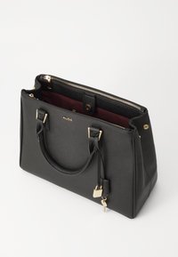 Schwarze synthetische Handtasche mit goldenen Beschlägen, doppelten Griffen und einem Reißverschluss oben. Das Innere verfügt über ein weinrotes Futter und ein kleines Schloss-Detail.