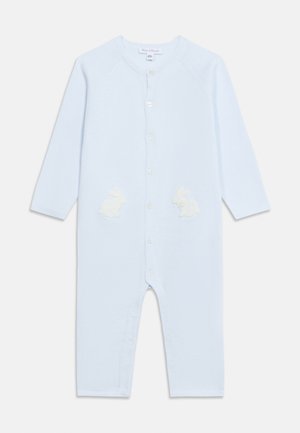 Svetlomodrý detský overal s dlhými rukávmi, prednými gombíkmi a bielymi aplikáciami zajacov na oboch stranách pri páse.