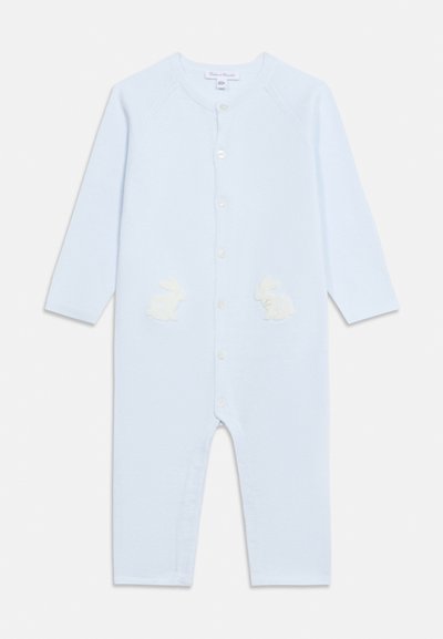 Ανοιχτό μπλε βρεφικό φορμάκι με μακριά μανίκια, κουμπιά μπροστά και λευκές εφαρμογές κουνελιών και στις δύο πλευρές κοντά στη μέση.