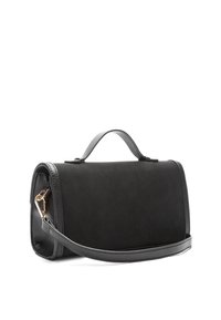 Čierna semišová kabelka so štruktúrovaným tvarom, vybavená hornou rúčkou a odnímateľným popruhom cez rameno, s kovovými zlatými detailmi a vyrazeným logom.