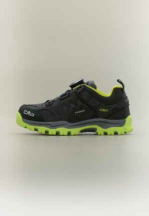 Chaussure de randonnée CMP imperméable noire et vert néon avec semelle robuste et languette sur fond neutre, vue latérale.