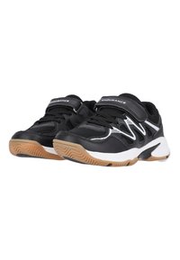 Svarta träningsskor med ovandel i mesh, dubbla Velcro-remmar, vita accenter, vadderad sula och gummiyttersula för bra grepp.