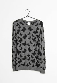 Pull gris avec motif de papillon noir, col rond et détail en forme de trou de serrure au dos. Cuffs et ourlet côtelés. Fabriqué en maille texturée.