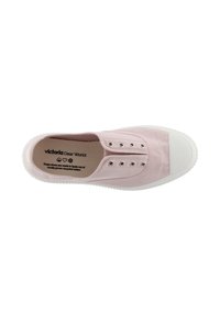 Rosa slip-on sko i canvas med vit gummitåhätta och sula, med sex öljetter och slät yta. Inre etikett synlig.