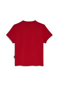 Camiseta de algodón roja con cuello redondo y mangas cortas. Textura suave con una etiqueta en el lado izquierdo cerca del dobladillo, sin patrones ni gráficos.