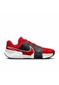 Scarpe sportive Nike con tomaia in rete rossa e dettagli in gomma nera, suola bianca e sovrapposizioni testurizzate per supporto e grip.