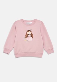 Sweatshirt infantil de manga longa rosa com uma ilustração impressa de uma menina em um vestido rosa segurando flores.
