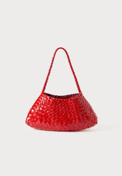 Sac à main tissé rouge avec une finition lisse et brillante. Forme courbée, anse tressée et design à ouverture supérieure. Surface texturée mettant en avant un tissage complexe.