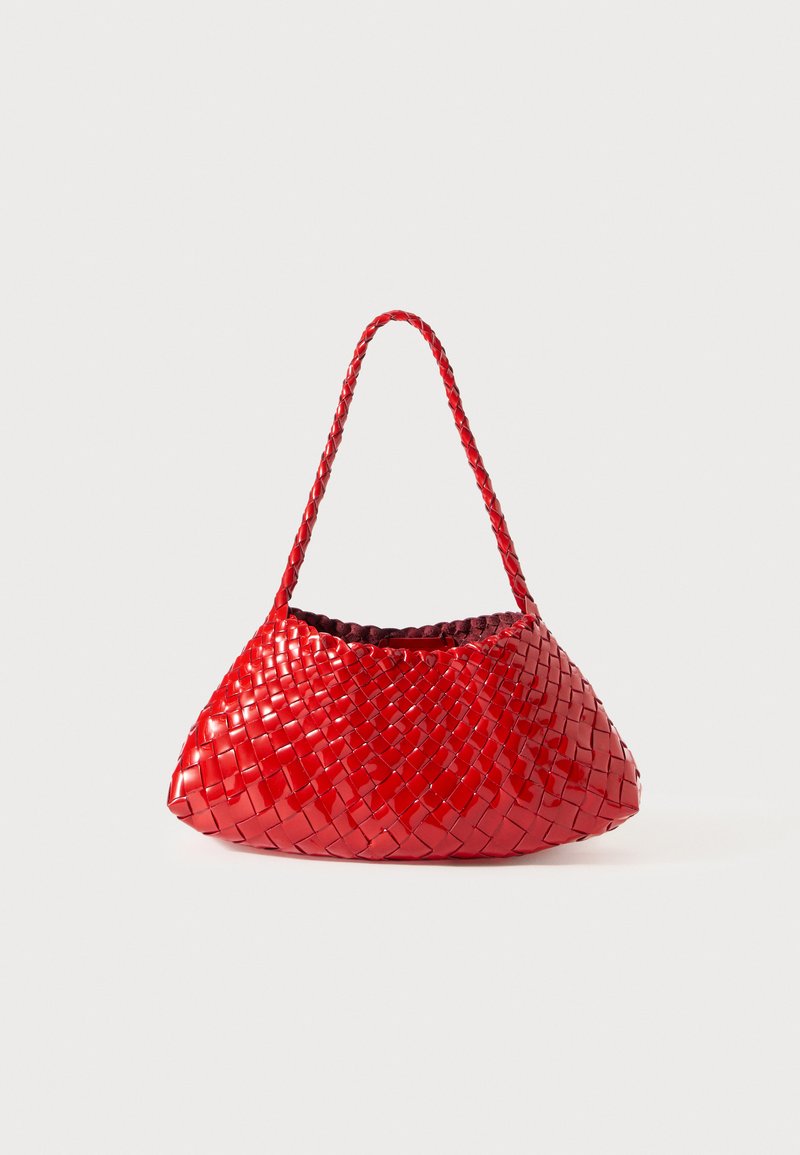 Borsa a mano rossa intrecciata con una finitura liscia e lucida. Forma curva, tracolla intrecciata e design aperto. Superficie testurizzata che evidenzia un intreccio intricato.