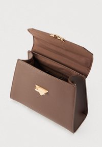 Brun struktureret skuldertaske med guldspænde, åben for at vise foret indvendigt rum og lynlåslomme, mod en lys neutral baggrund.