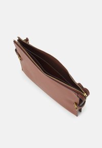 Pochette en cuir brun avec fermeture éclair, dotée de quincaillerie dorée, de forme rectangulaire plate et d'une texture lisse.