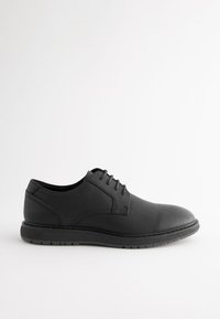 Chaussure habillée en cuir noir à lacets, avec une texture lisse, un bout rond et une semelle en caoutchouc basse munie de petites rainures pour l'adhérence.