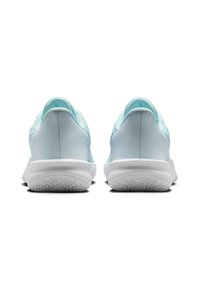 Lyseblå sportsko med en glat tekstur, rundt design og hvid mellemsål. Har ventilationshuller og en mønstret ydersål.