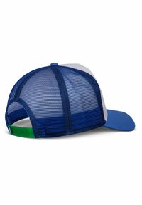 Gorra trucker de malla azul con visera azul sólida y panel frontal blanco. Presenta un cierre ajustable de plástico verde en la parte posterior.