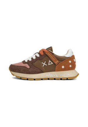 Brązowy i pomarańczowy sneaker z białymi sznurowadłami, kwiatowymi detalami na pięcie, geometrycznymi symbolami po boku i grubą beżową podeszwą z białym napisem.