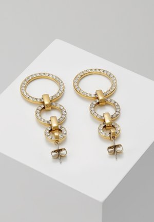 Oorbellen met hanger in goudkleur met drie verbonden ronde ringen, elke ring versierd met kleine heldere strassteentjes, getoond op een wit oppervlak.