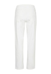 Pantalones de mezclilla blancos con un diseño de pierna recta, dos bolsillos traseros con detalles de costura y una cinturilla lisa.