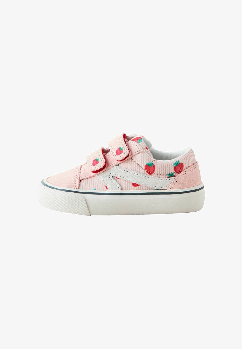 Roze kindersneaker met aardbeienprint, dubbele klittenbandsluitingen, witte zool en lichtroze suède accenten.